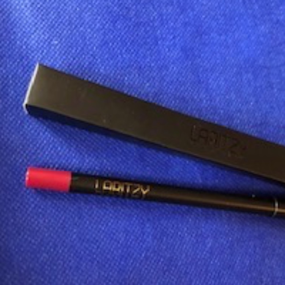 Laritzy Gel Lip Liner *NEW*